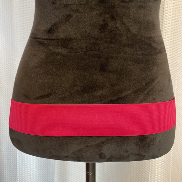 Pink 1 1/2” elastic belt with silver buckle - Picture 2 of 4